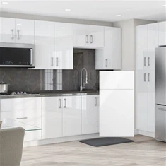 Augsti spīdīgi balti virtuves skapji